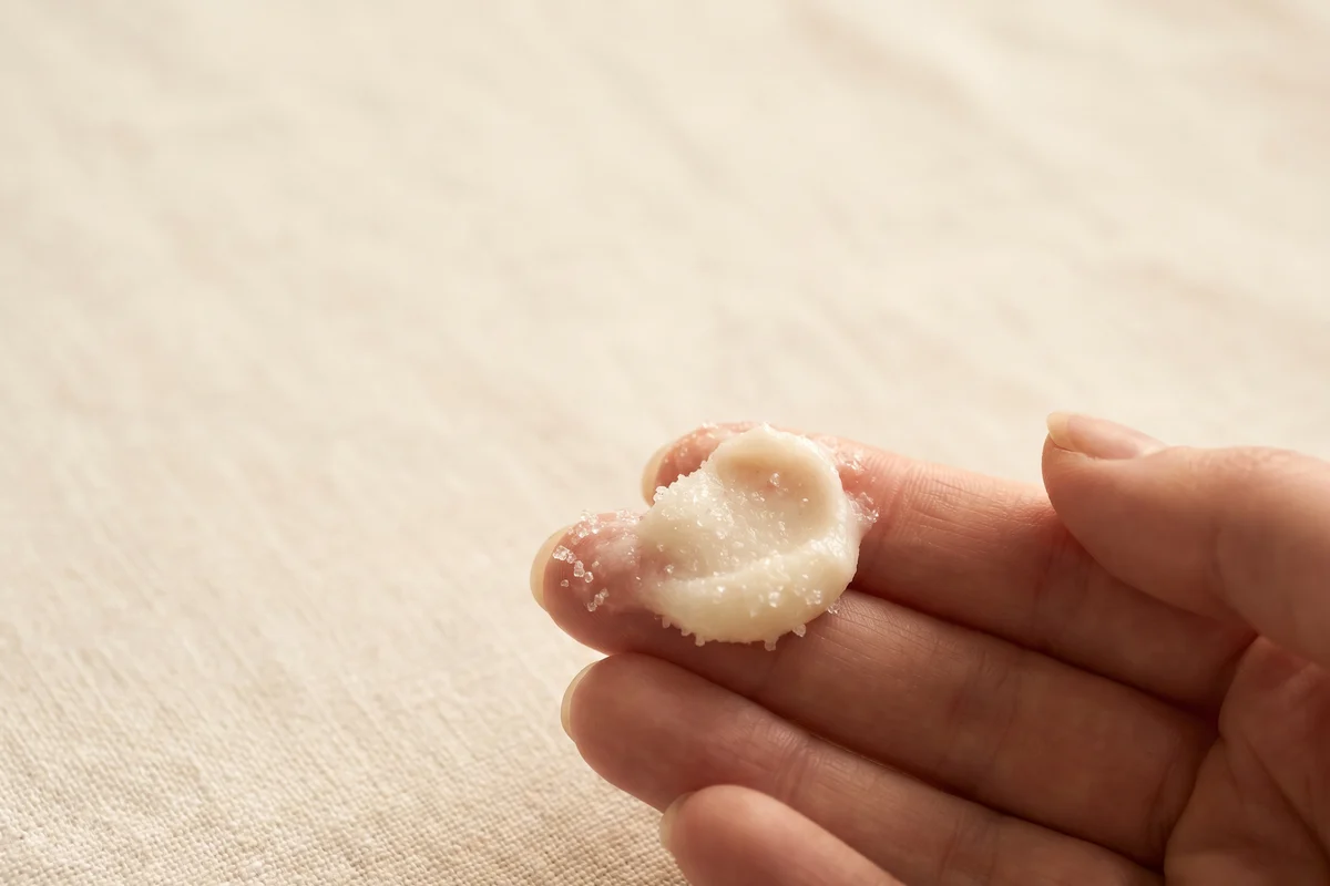 Žensaka &scaron;aka sa malo Selv&eacute;e Sugar Scrub-a na prstima, spremna za masažu