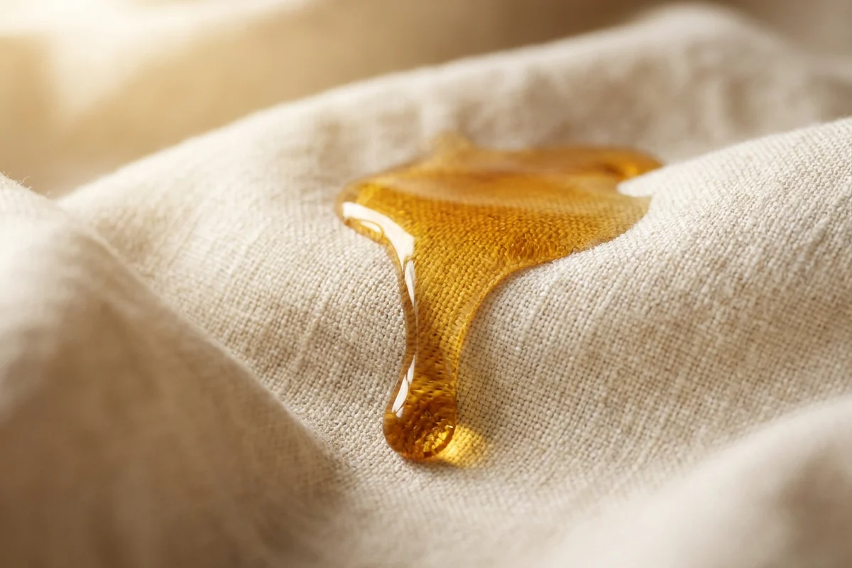 Viskozne amber kapi vitamin E ulja na lanenom platnu